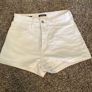 Adorable white shorts!
